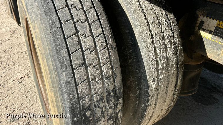 image for item ET3108 1995 Mack DM688S dump truck