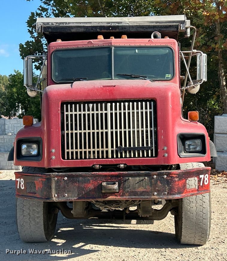 image for item ET3109 1999 International Paystar 5000 dump truck