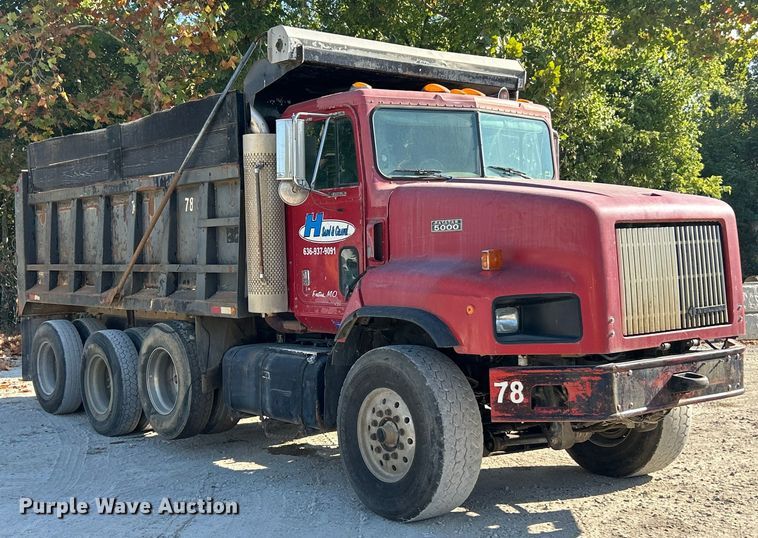 image for item ET3109 1999 International Paystar 5000 dump truck