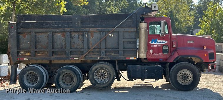 image for item ET3109 1999 International Paystar 5000 dump truck