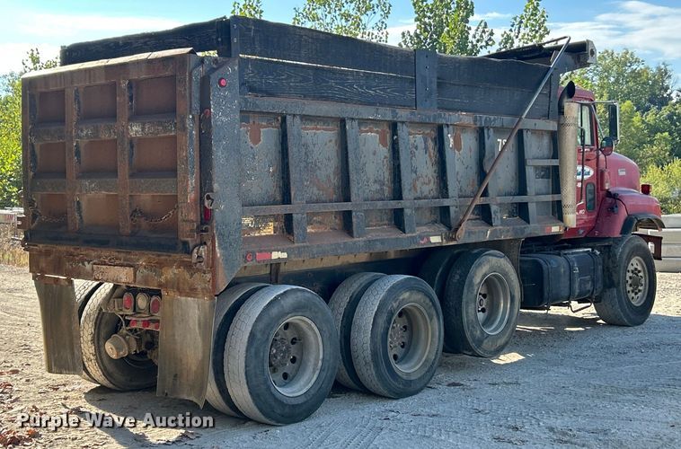 image for item ET3109 1999 International Paystar 5000 dump truck