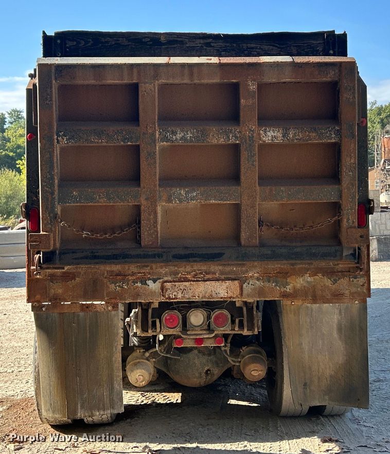 image for item ET3109 1999 International Paystar 5000 dump truck