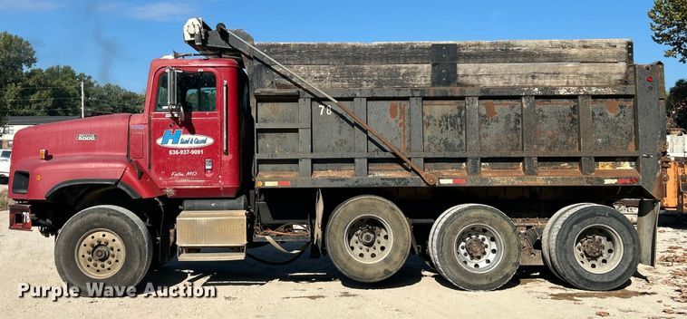 image for item ET3109 1999 International Paystar 5000 dump truck