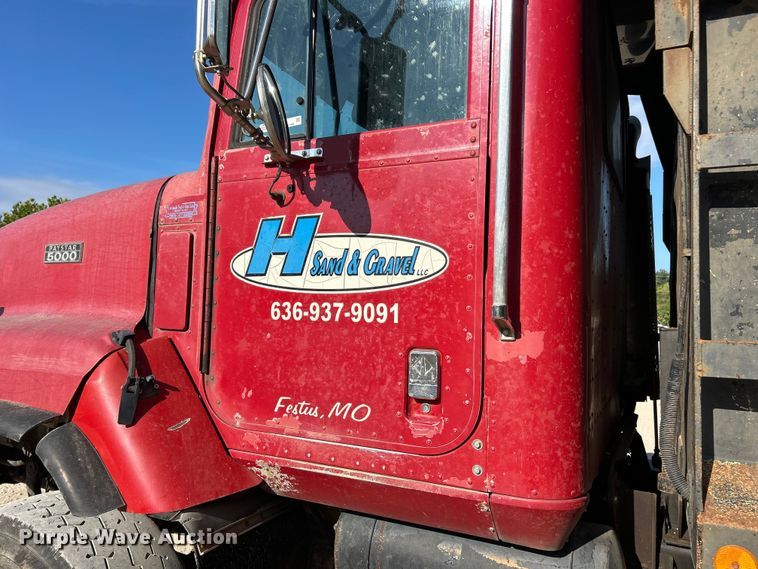 image for item ET3109 1999 International Paystar 5000 dump truck