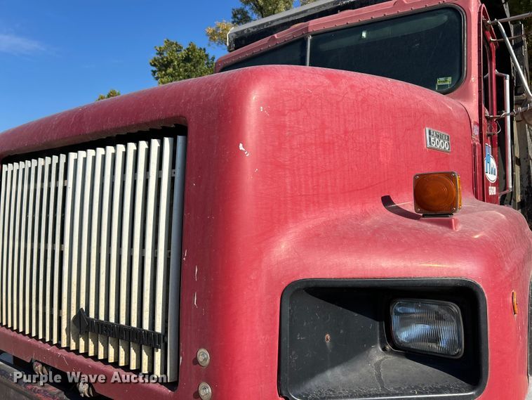 image for item ET3109 1999 International Paystar 5000 dump truck