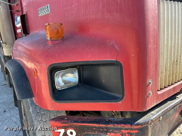 image for item ET3109 1999 International Paystar 5000 dump truck