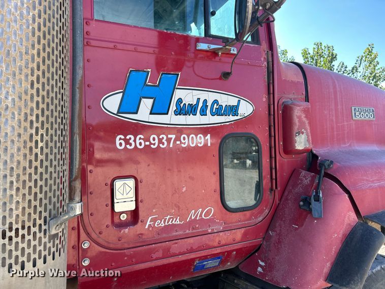 image for item ET3109 1999 International Paystar 5000 dump truck