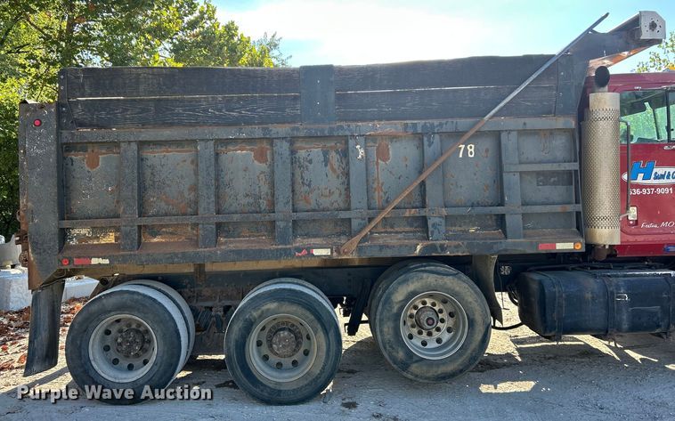 image for item ET3109 1999 International Paystar 5000 dump truck