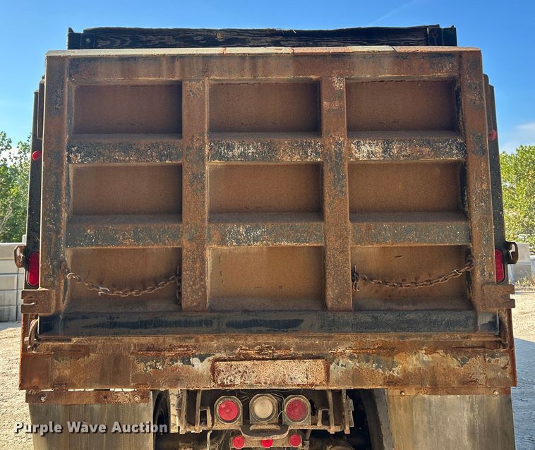 image for item ET3109 1999 International Paystar 5000 dump truck