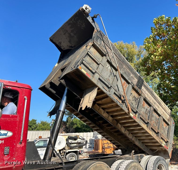 image for item ET3109 1999 International Paystar 5000 dump truck