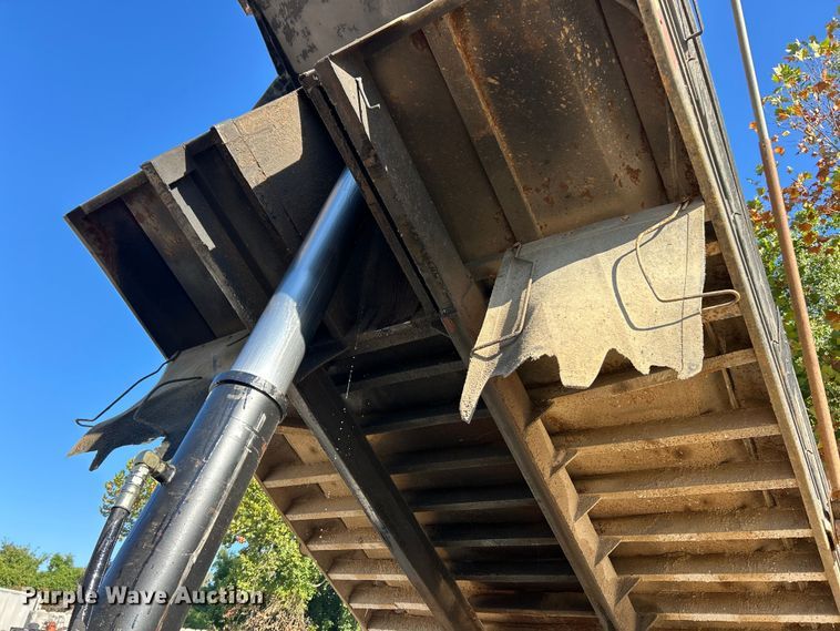 image for item ET3109 1999 International Paystar 5000 dump truck