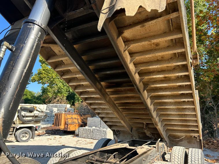 image for item ET3109 1999 International Paystar 5000 dump truck