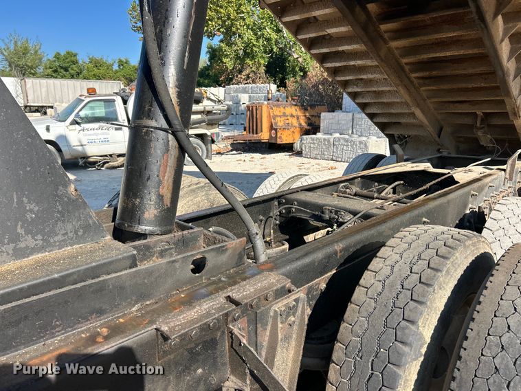 image for item ET3109 1999 International Paystar 5000 dump truck