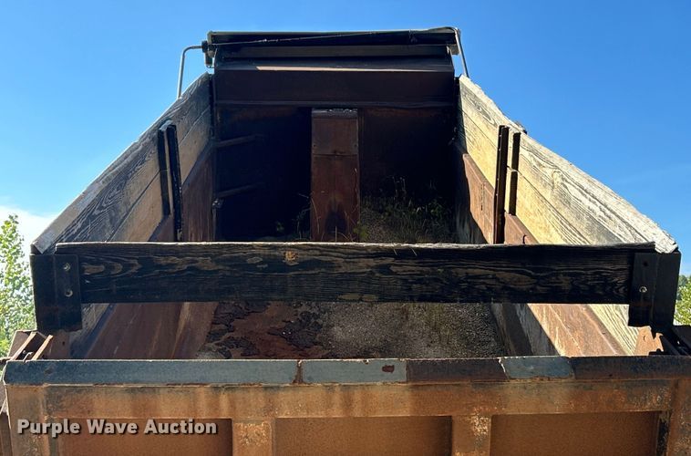 image for item ET3109 1999 International Paystar 5000 dump truck