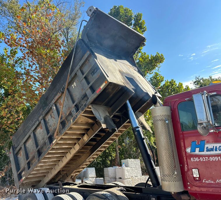 image for item ET3109 1999 International Paystar 5000 dump truck