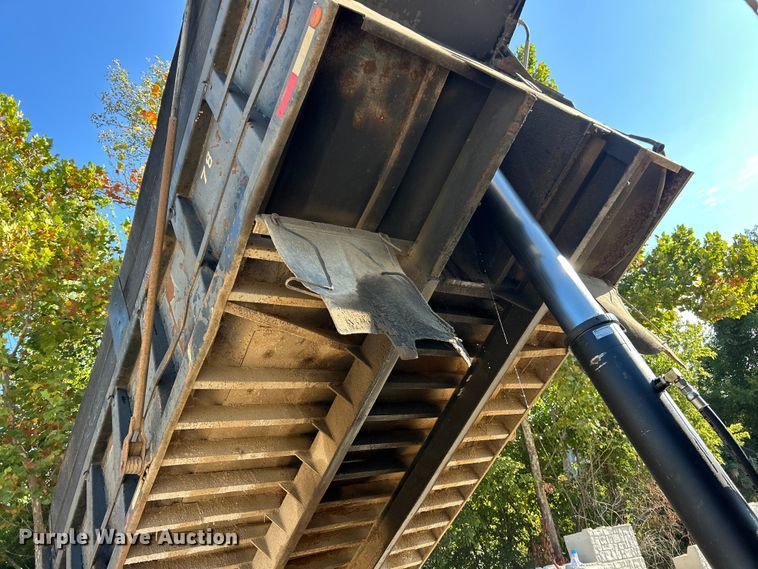 image for item ET3109 1999 International Paystar 5000 dump truck