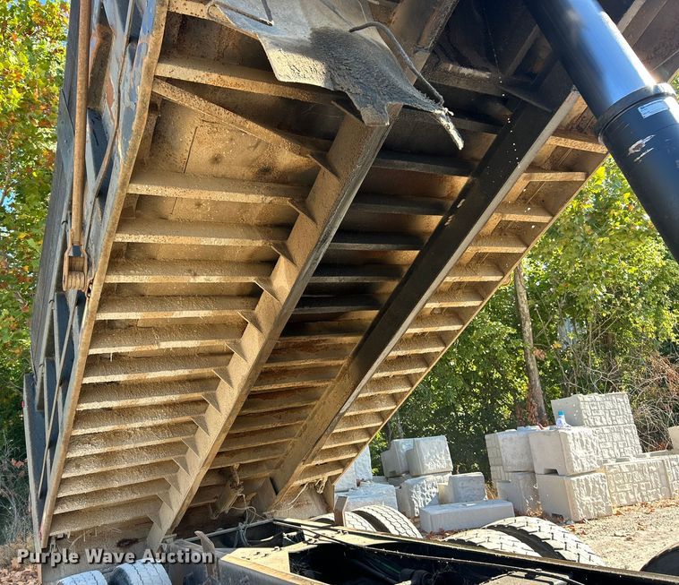 image for item ET3109 1999 International Paystar 5000 dump truck