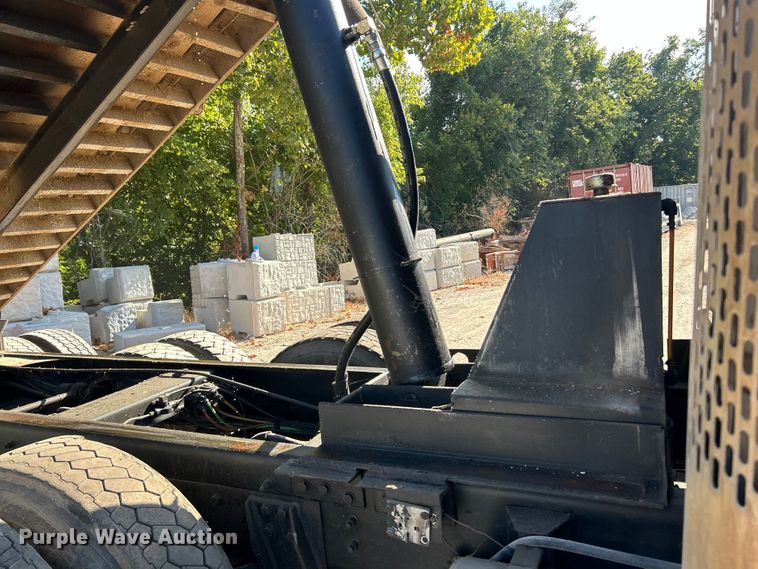 image for item ET3109 1999 International Paystar 5000 dump truck