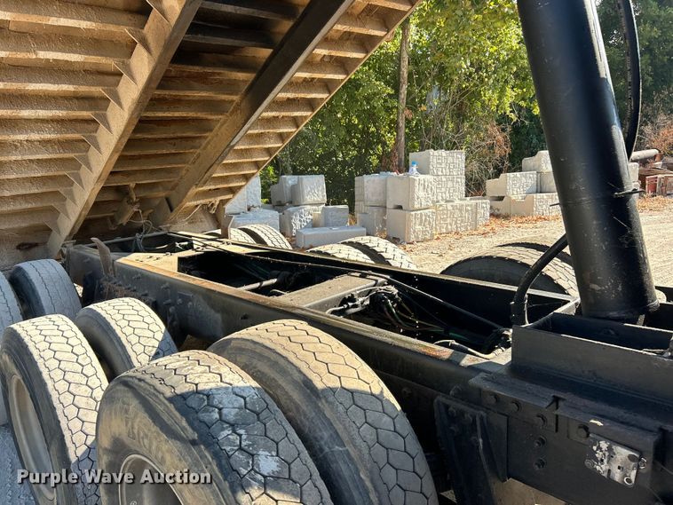 image for item ET3109 1999 International Paystar 5000 dump truck