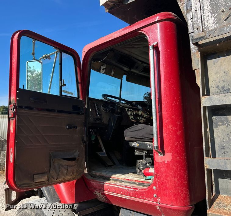 image for item ET3109 1999 International Paystar 5000 dump truck