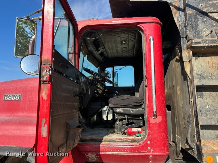 image for item ET3109 1999 International Paystar 5000 dump truck