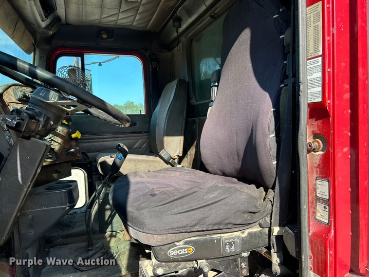 image for item ET3109 1999 International Paystar 5000 dump truck