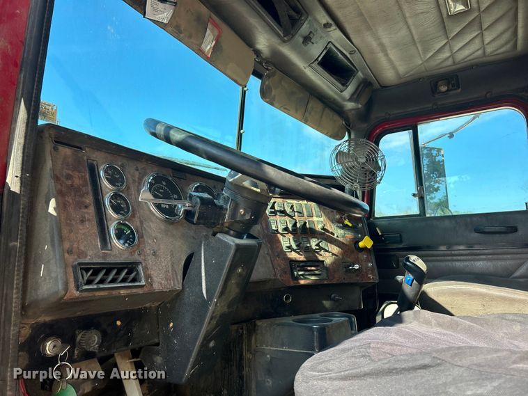 image for item ET3109 1999 International Paystar 5000 dump truck