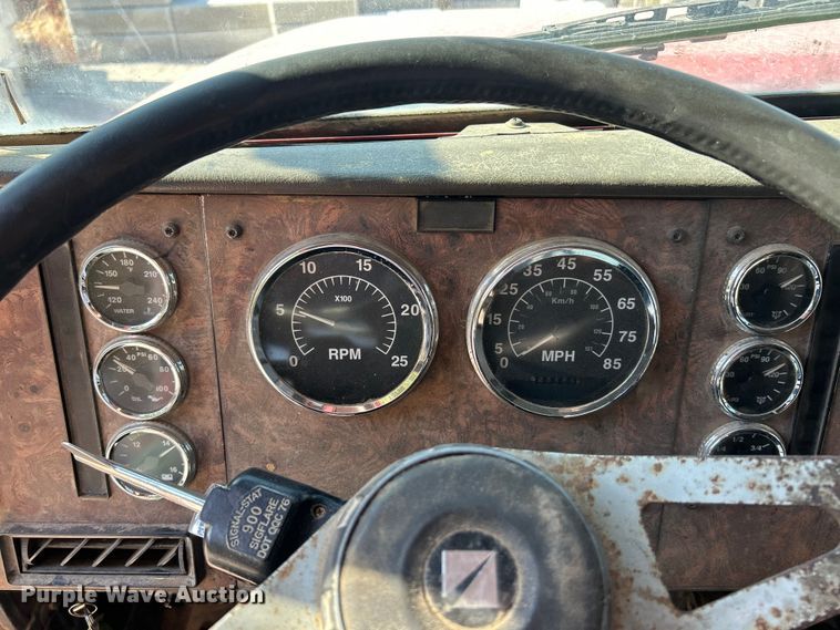 image for item ET3109 1999 International Paystar 5000 dump truck