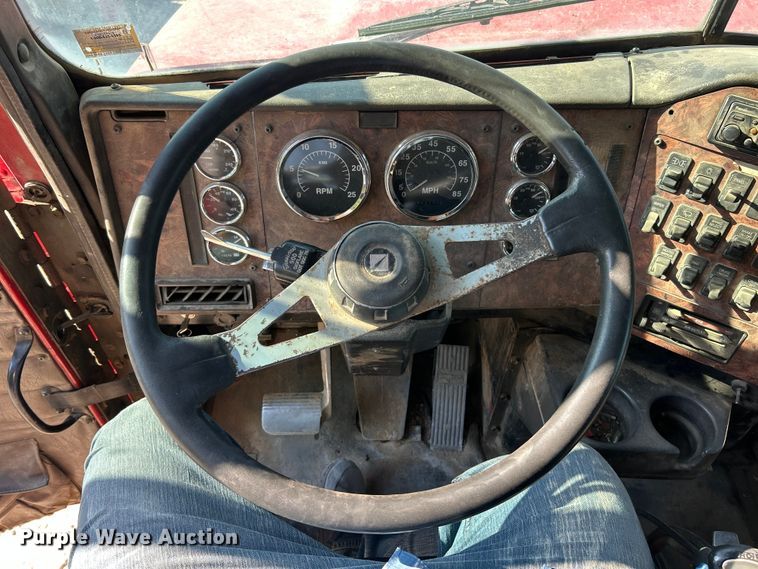 image for item ET3109 1999 International Paystar 5000 dump truck