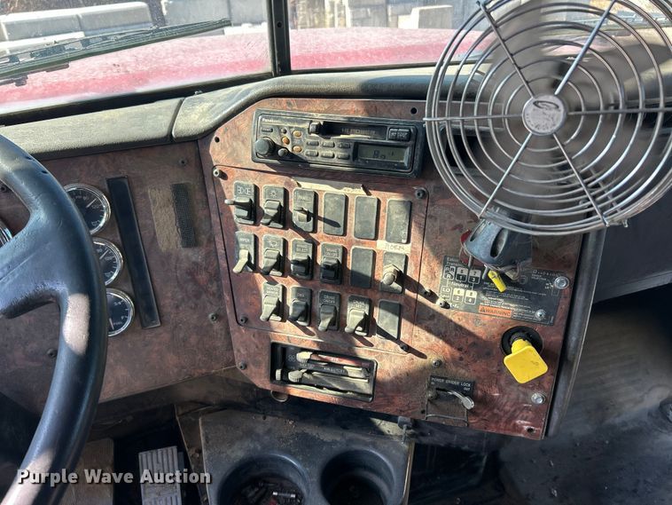 image for item ET3109 1999 International Paystar 5000 dump truck