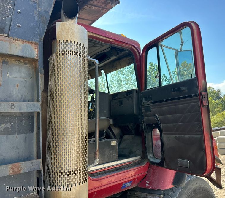 image for item ET3109 1999 International Paystar 5000 dump truck