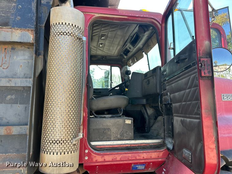 image for item ET3109 1999 International Paystar 5000 dump truck