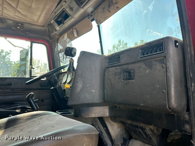 image for item ET3109 1999 International Paystar 5000 dump truck