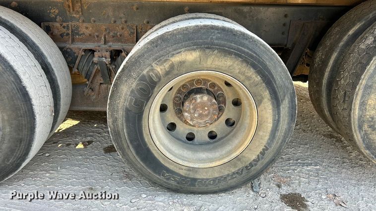 image for item ET3109 1999 International Paystar 5000 dump truck