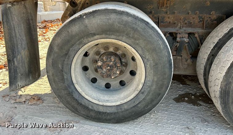 image for item ET3109 1999 International Paystar 5000 dump truck