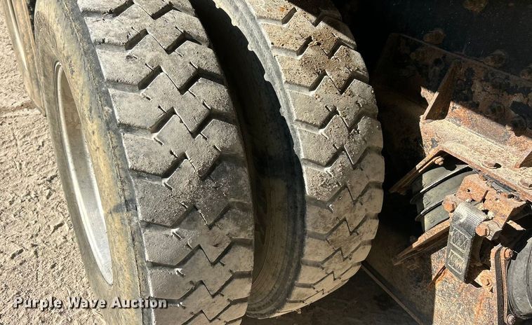 image for item ET3109 1999 International Paystar 5000 dump truck