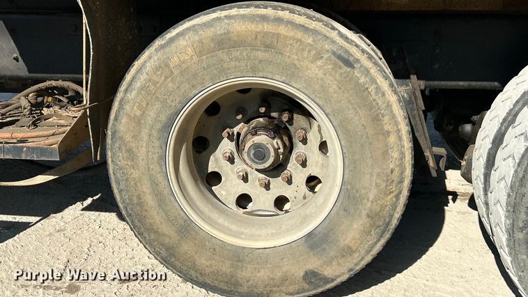 image for item ET3109 1999 International Paystar 5000 dump truck