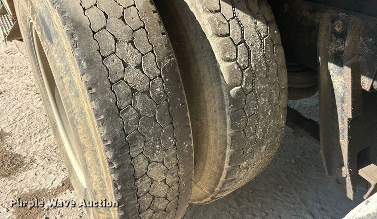 image for item ET3109 1999 International Paystar 5000 dump truck