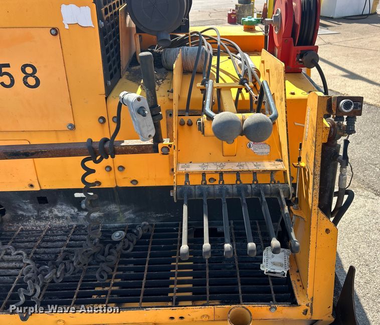 image for item ET3124 2014 Lee-Boy 8500T paver