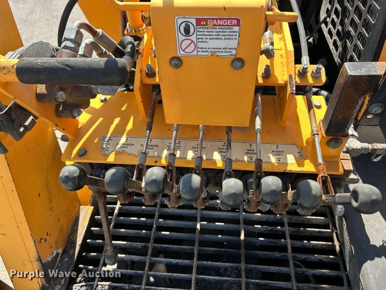 image for item ET3124 2014 Lee-Boy 8500T paver