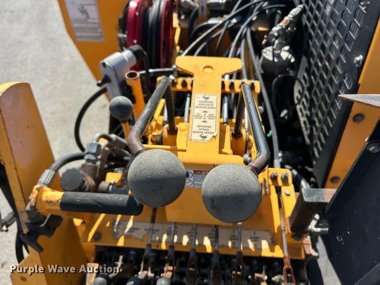 image for item ET3124 2014 Lee-Boy 8500T paver