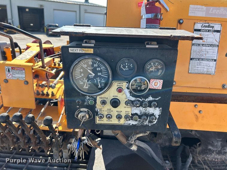 image for item ET3124 2014 Lee-Boy 8500T paver