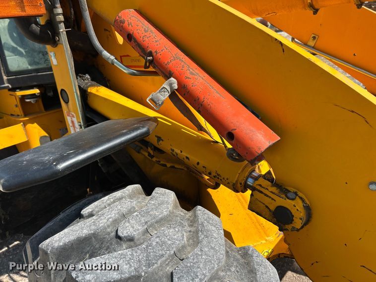 image for item ET3126 2000 JCB 407 wheel loader