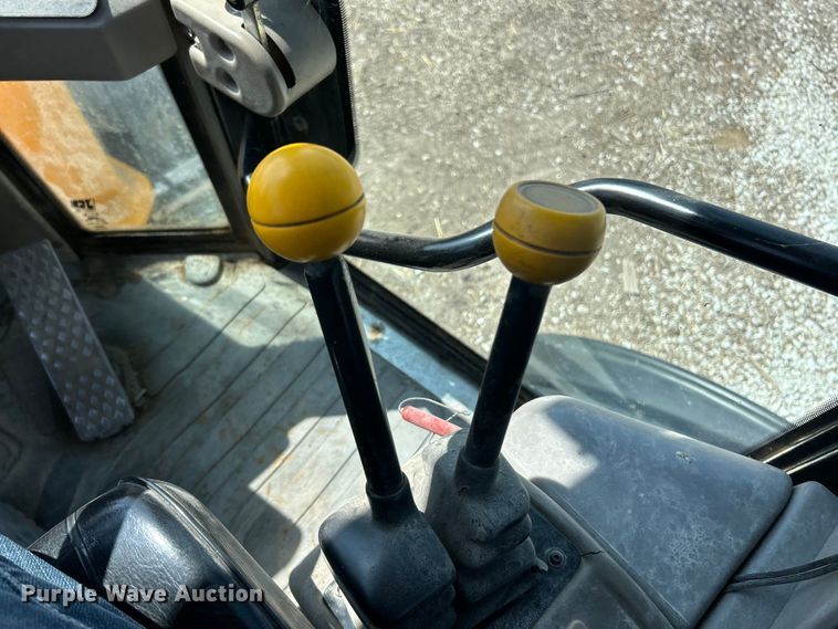 image for item ET3126 2000 JCB 407 wheel loader