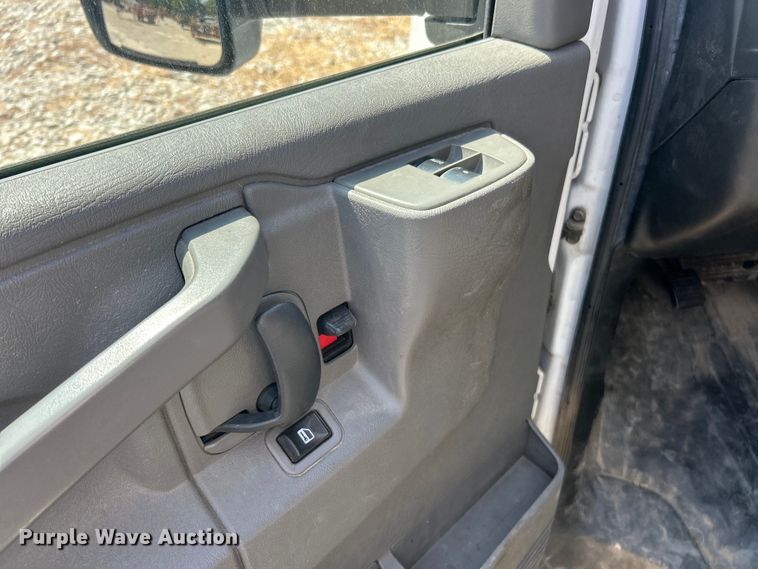 image for item ET3147 2019 Chevrolet Express utility van