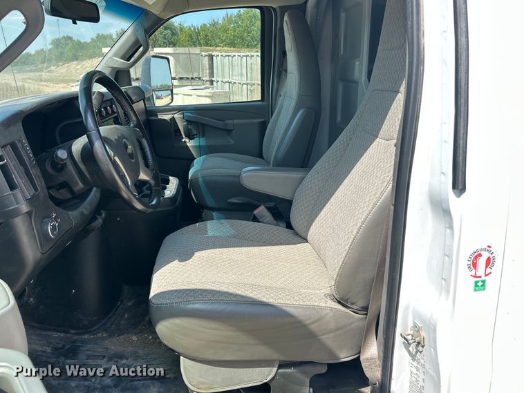 image for item ET3147 2019 Chevrolet Express utility van