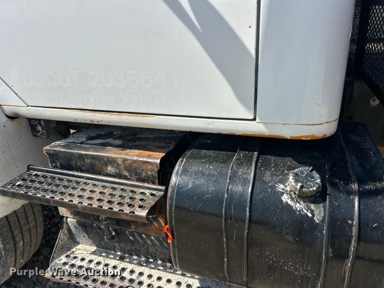 image for item ET3149 1993 International 4900 reel truck