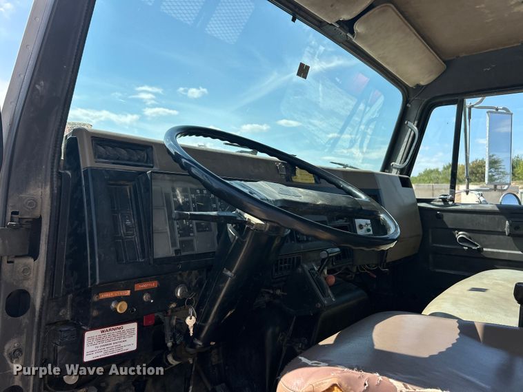 image for item ET3149 1993 International 4900 reel truck