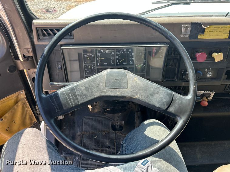 image for item ET3149 1993 International 4900 reel truck