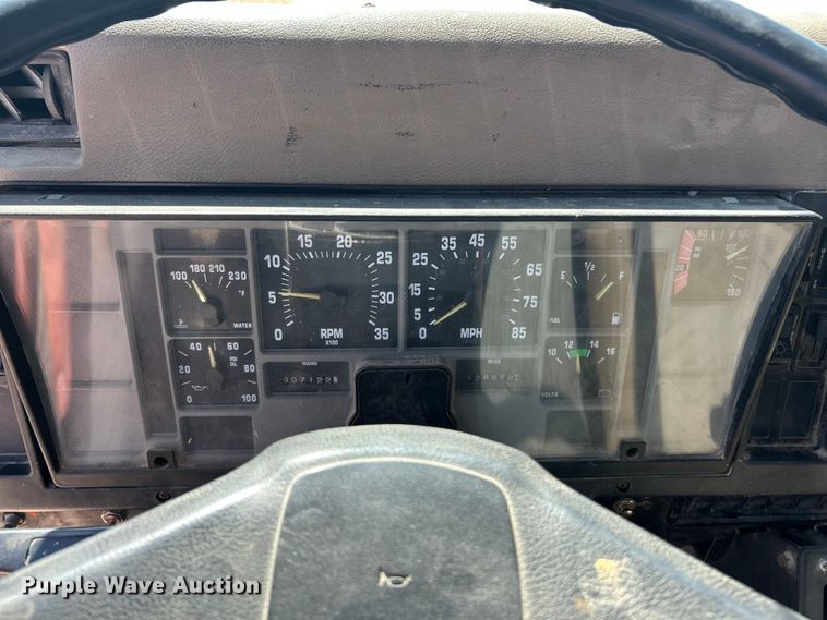 image for item ET3149 1993 International 4900 reel truck